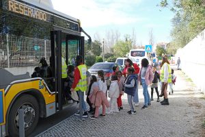 crianças a entrar no bus