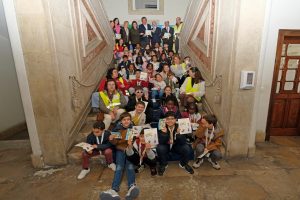 Crianças escadas museu da carris em lisboa no lançamento do livro do oli