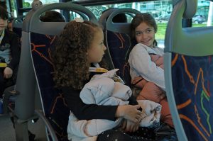 crianças no autocarro a caminho do museu da carris em lisboa para o lançamento do livro do oli, o autocarro dos olivais